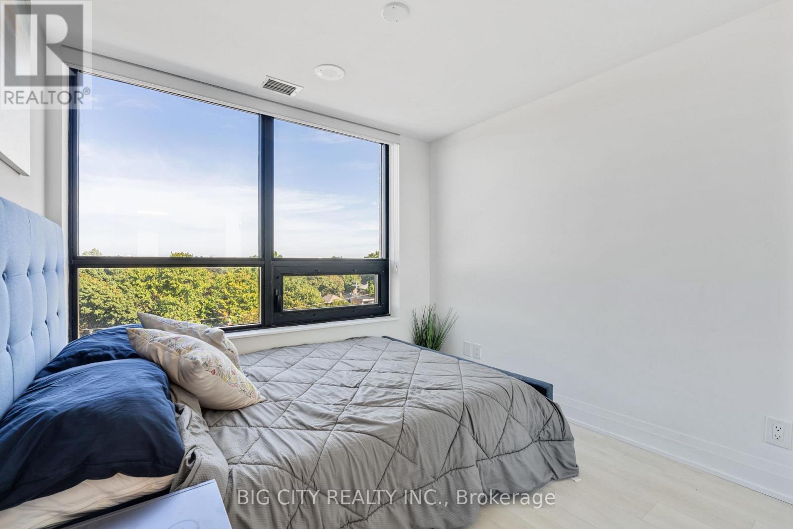 Photo 15 of 523 33 Frederick Todd Way, Toronto ON