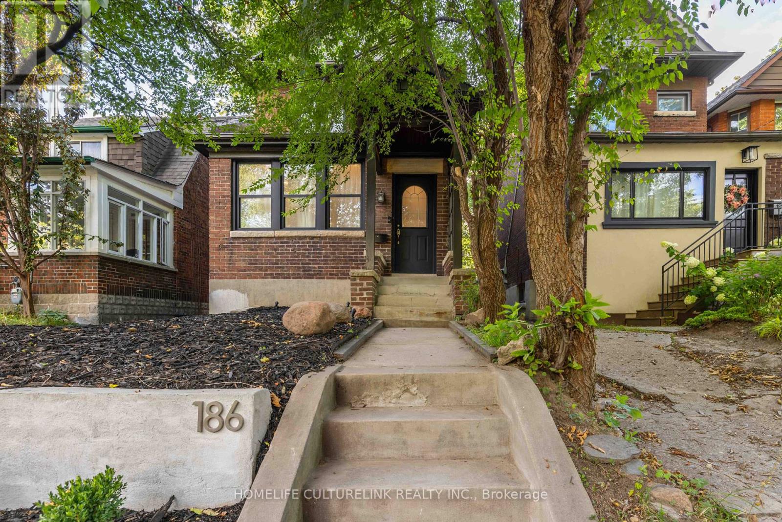 Photo 2 of 186 Ashdale Avenue, Toronto ON