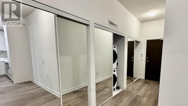 Photo 4 of 512 38 Honeycrisp Crescent N, Vaughan ON