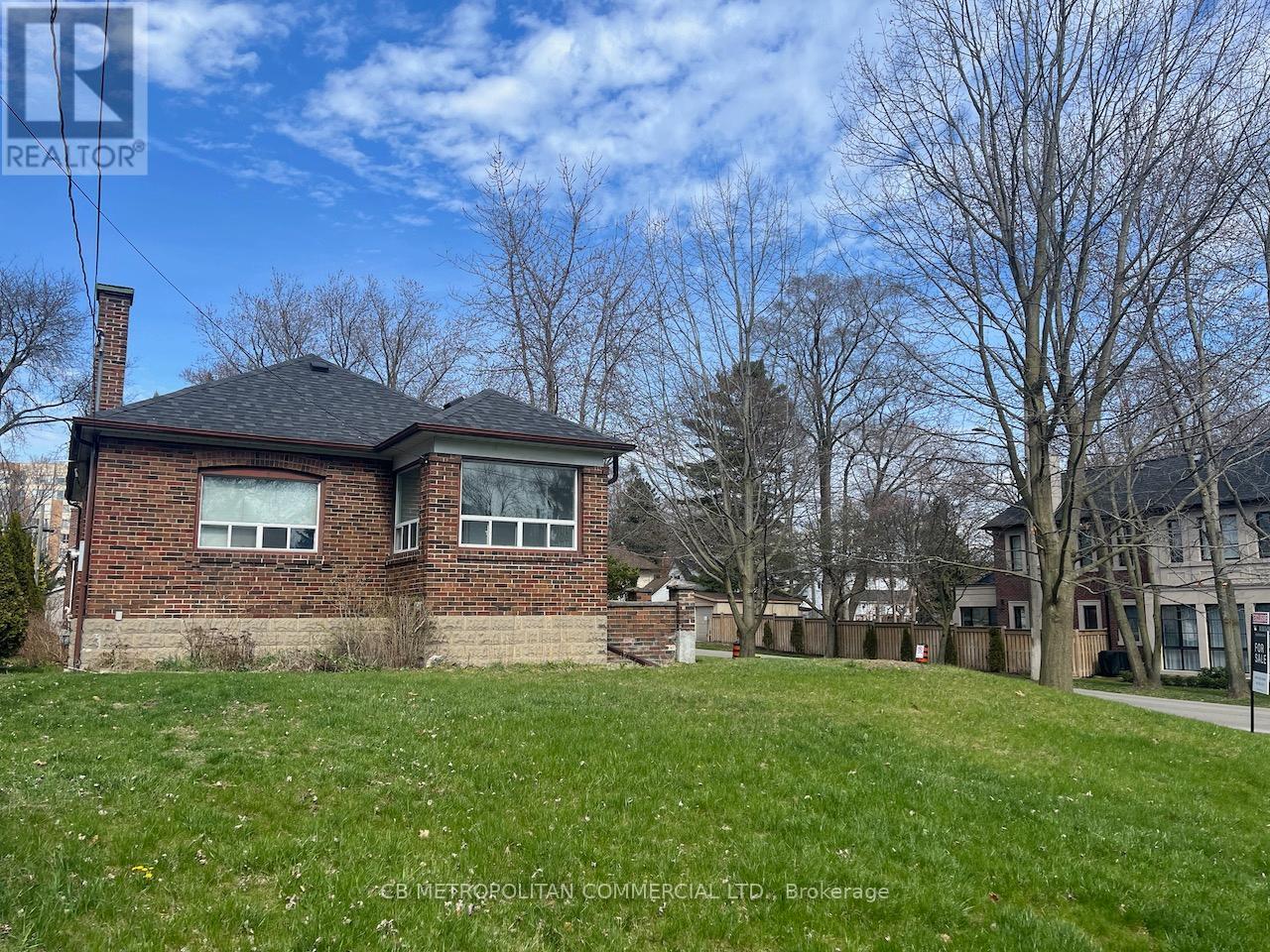 Photo 2 of 1403 Orchard Hill Road, Mississauga ON