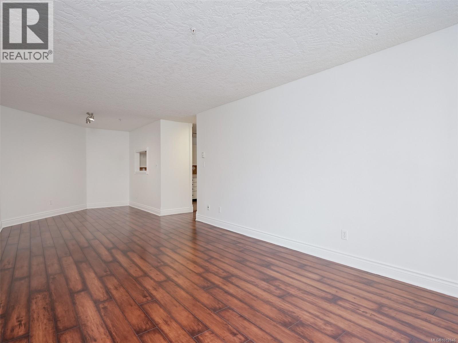 Photo 11 of 102 2511 Quadra St, Victoria BC