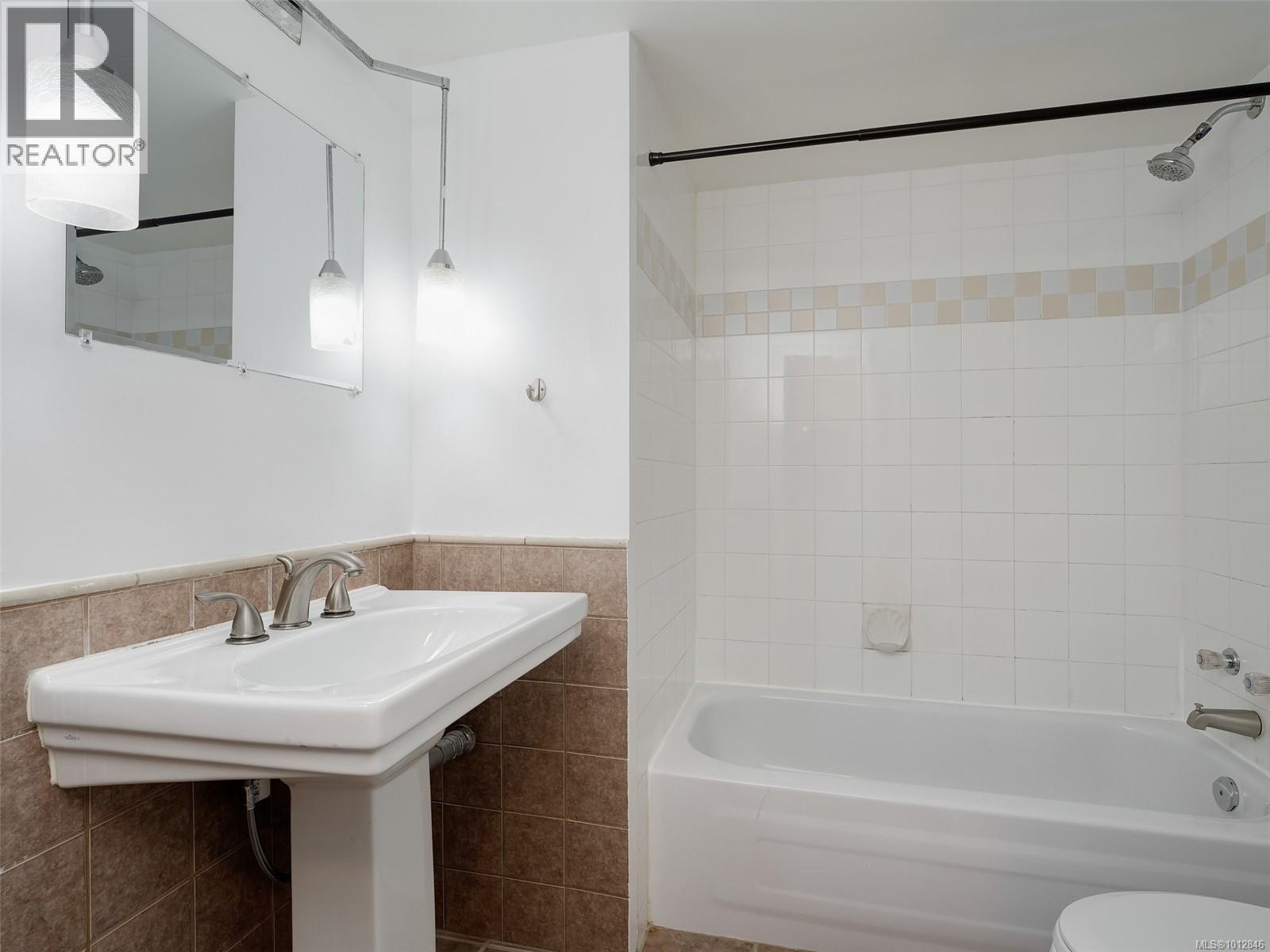 Photo 20 of 102 2511 Quadra St, Victoria BC