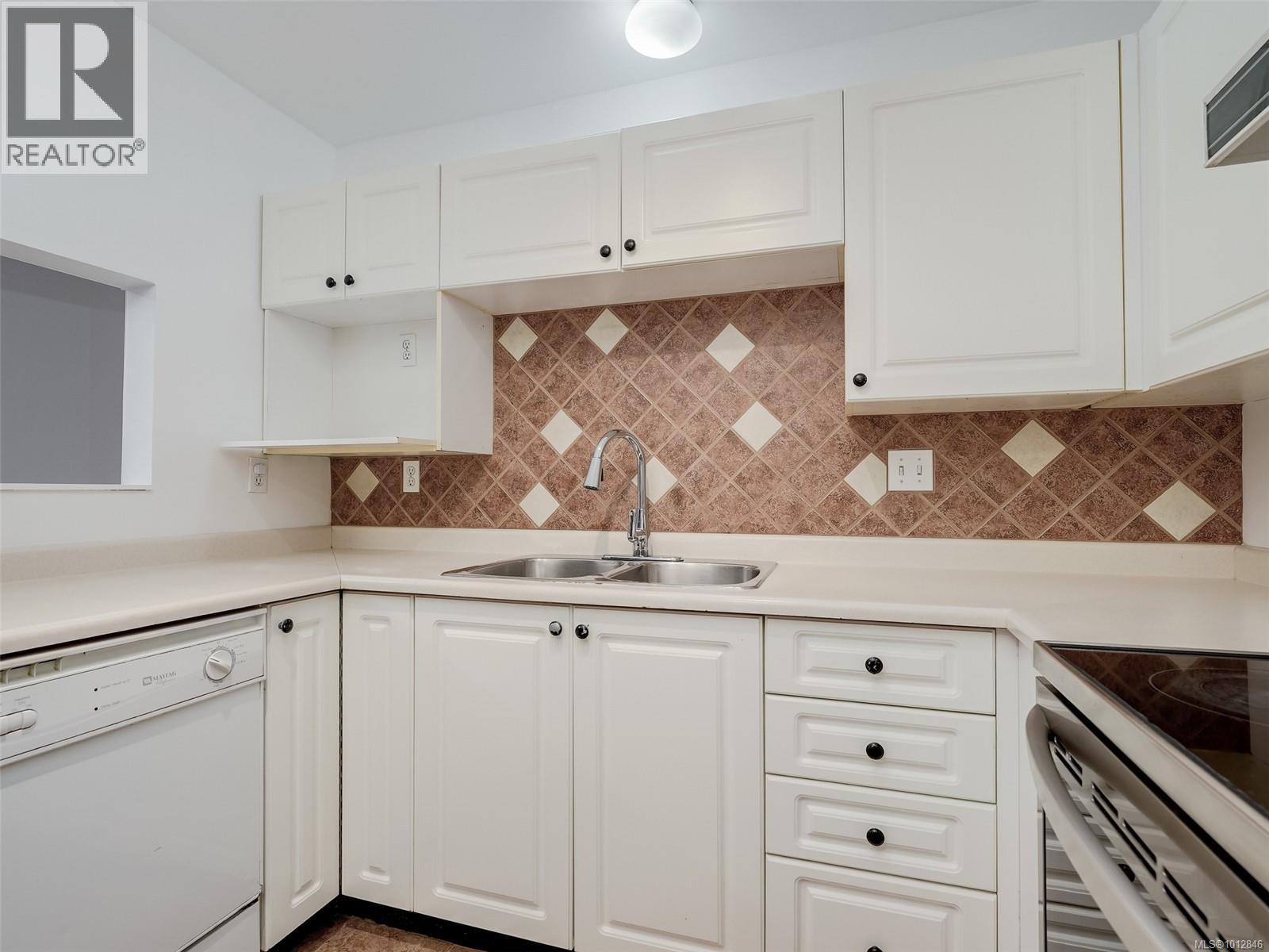 Photo 6 of 102 2511 Quadra St, Victoria BC
