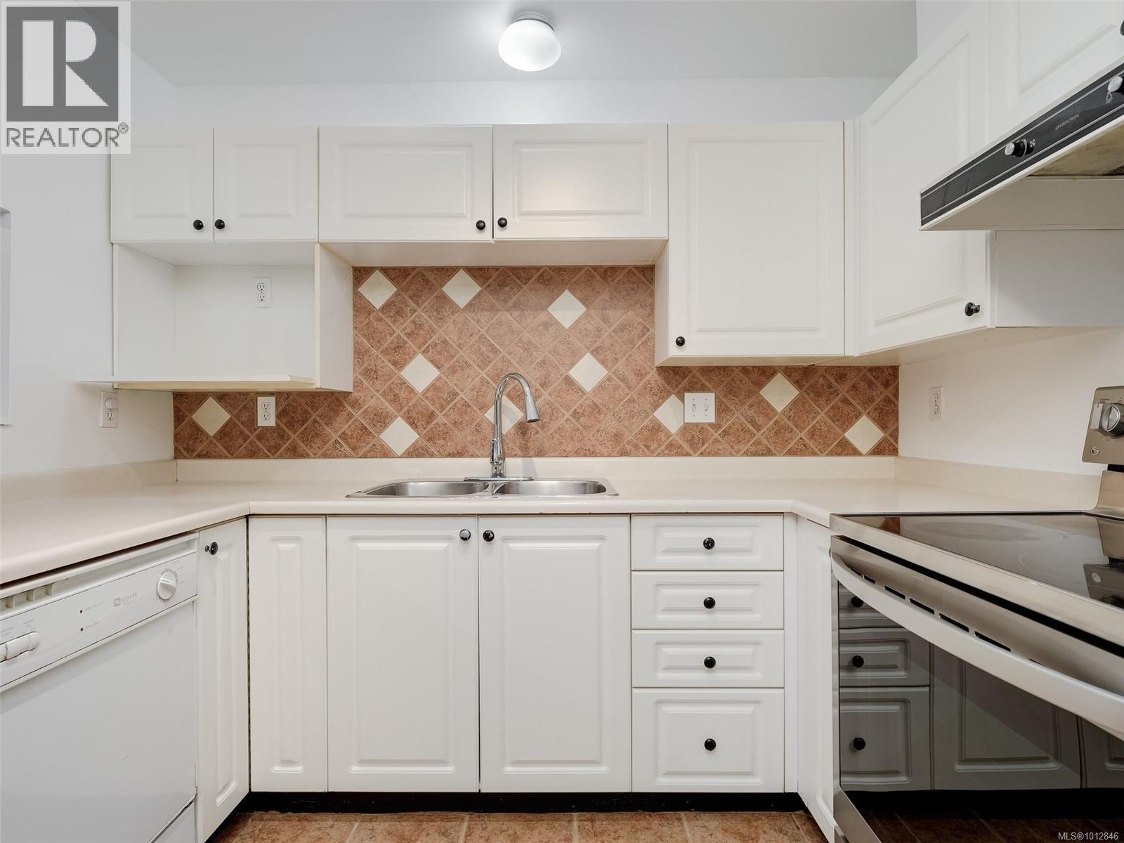 Photo 7 of 102 2511 Quadra St, Victoria BC