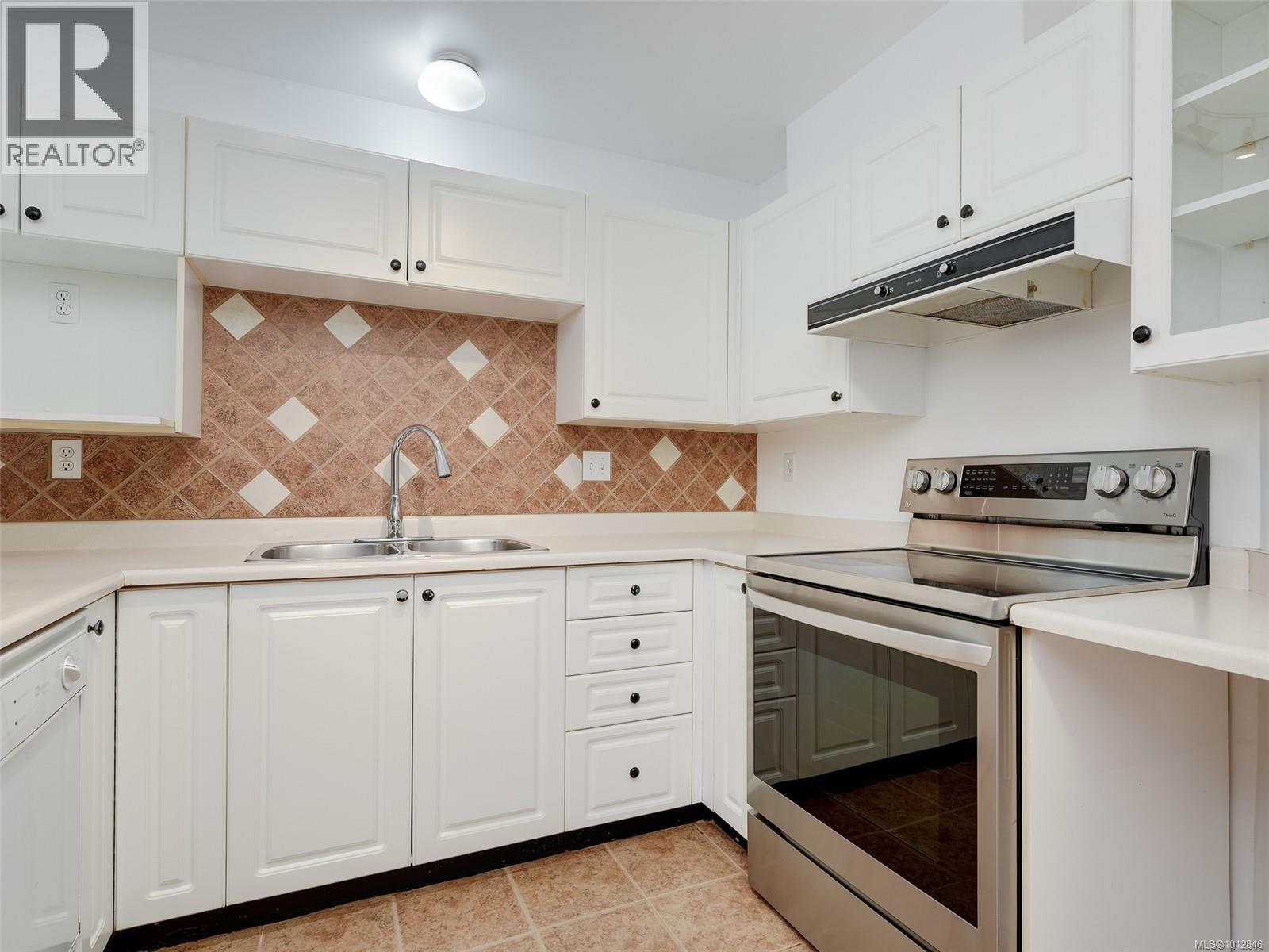 Photo 8 of 102 2511 Quadra St, Victoria BC