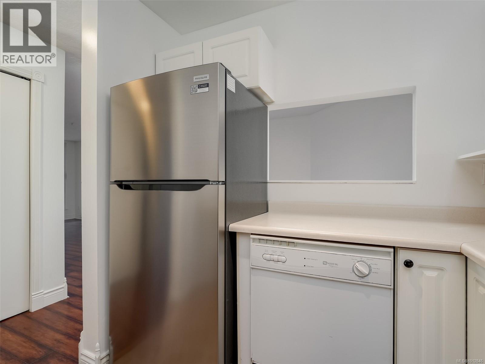Photo 9 of 102 2511 Quadra St, Victoria BC