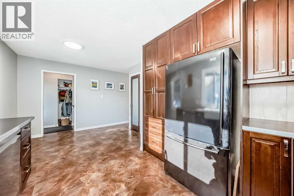 Photo 9 of 9656 Oakhill Drive Sw, Calgary AB
