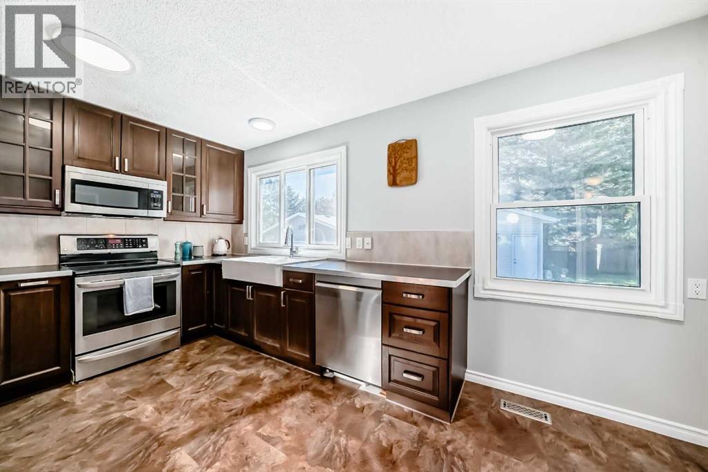 Photo 7 of 9656 Oakhill Drive Sw, Calgary AB