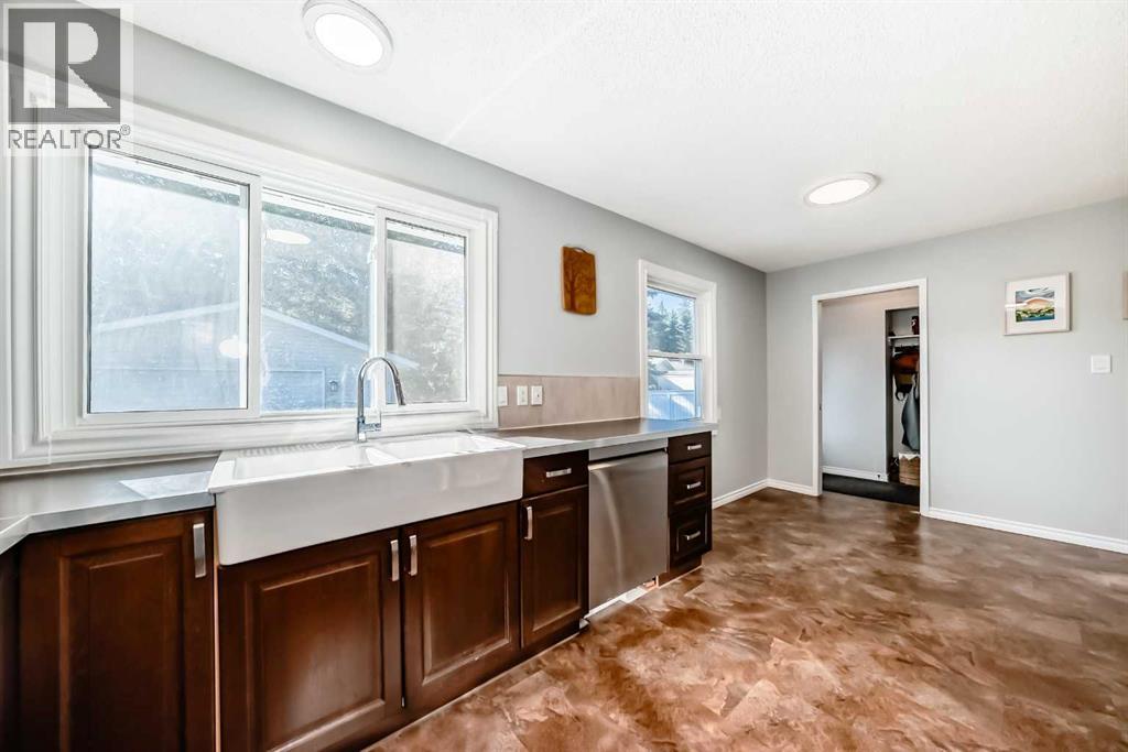 Photo 10 of 9656 Oakhill Drive Sw, Calgary AB