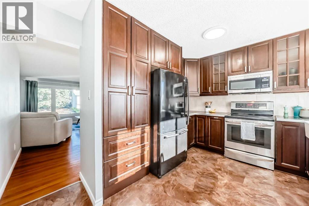 Photo 8 of 9656 Oakhill Drive Sw, Calgary AB