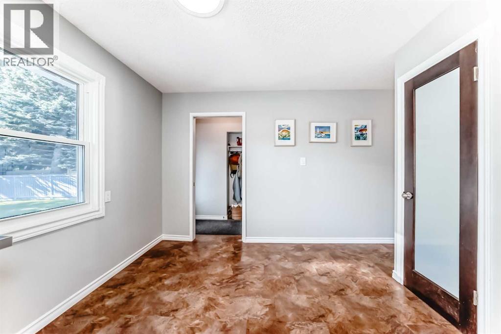 Photo 11 of 9656 Oakhill Drive Sw, Calgary AB