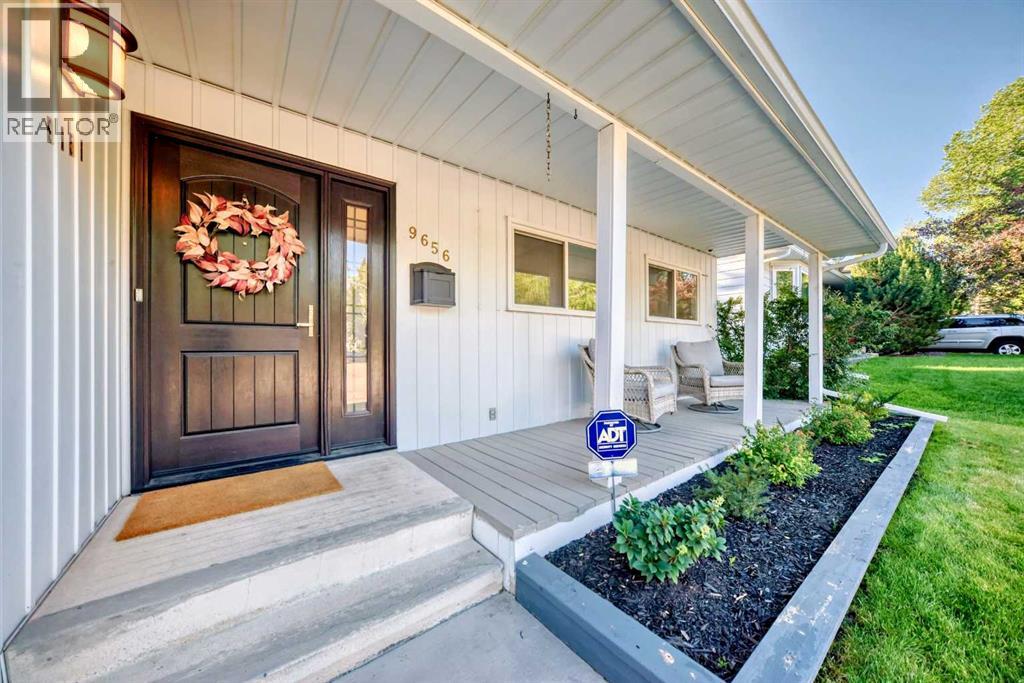 Photo 4 of 9656 Oakhill Drive Sw, Calgary AB