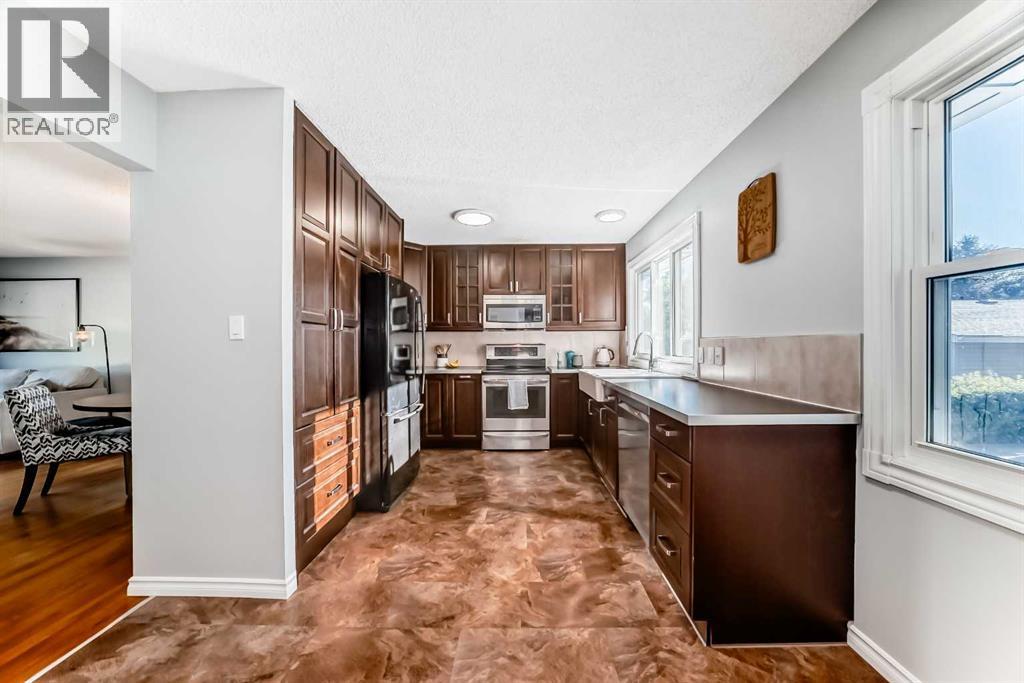 Photo 6 of 9656 Oakhill Drive Sw, Calgary AB