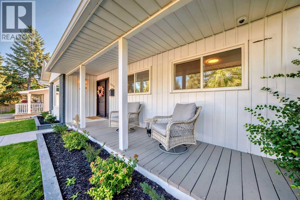 Photo 3 of 9656 Oakhill Drive Sw, Calgary AB