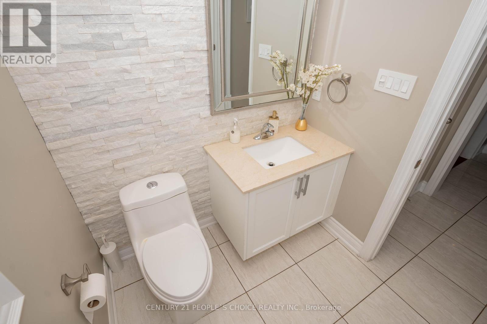 Photo 10 of 39 Munsie Drive, King ON