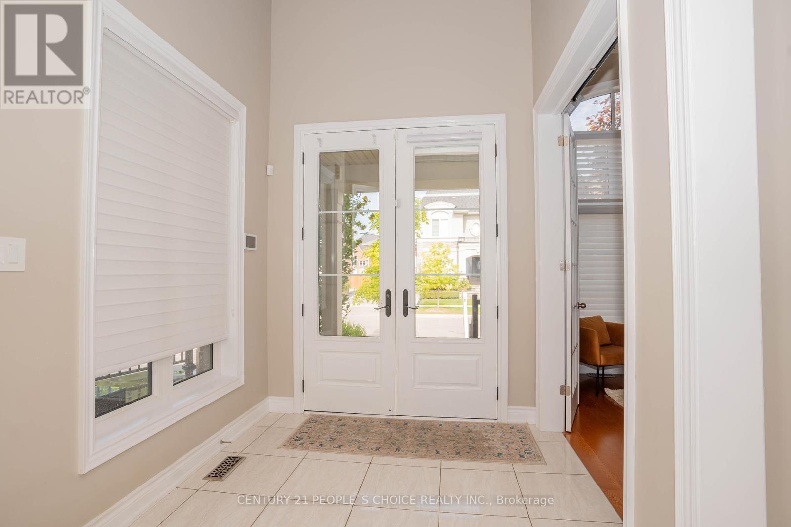 Photo 5 of 39 Munsie Drive, King ON