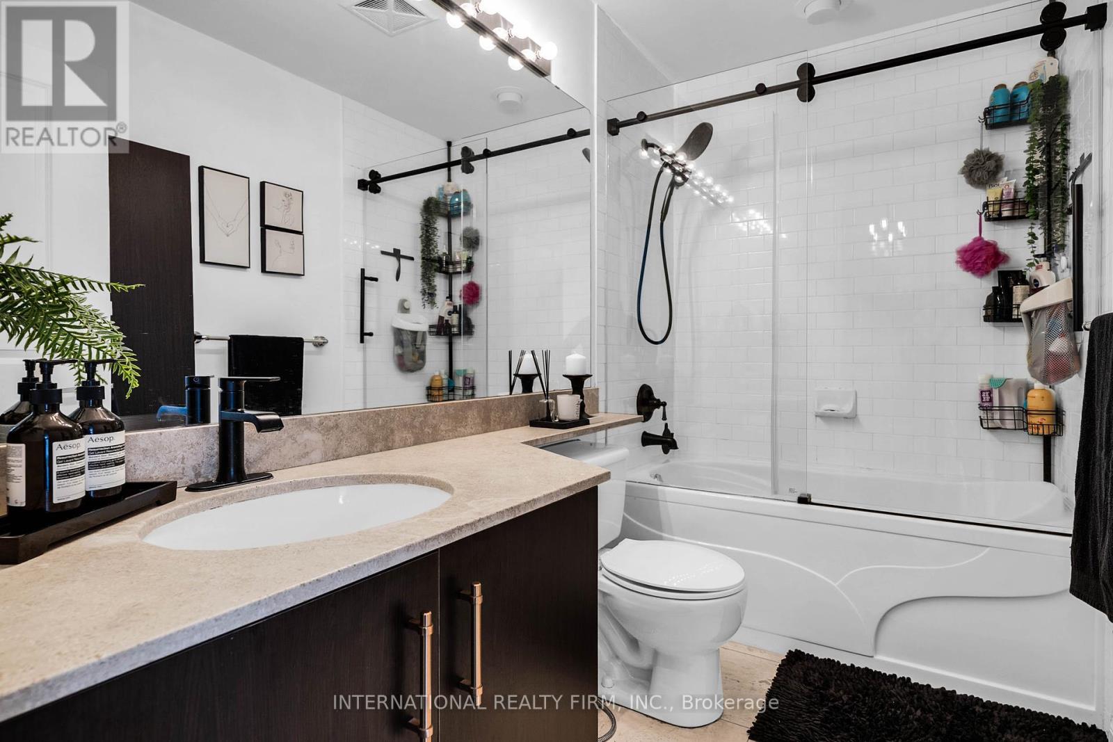 Photo 8 of 511 15 Windemere Avenue, Toronto ON