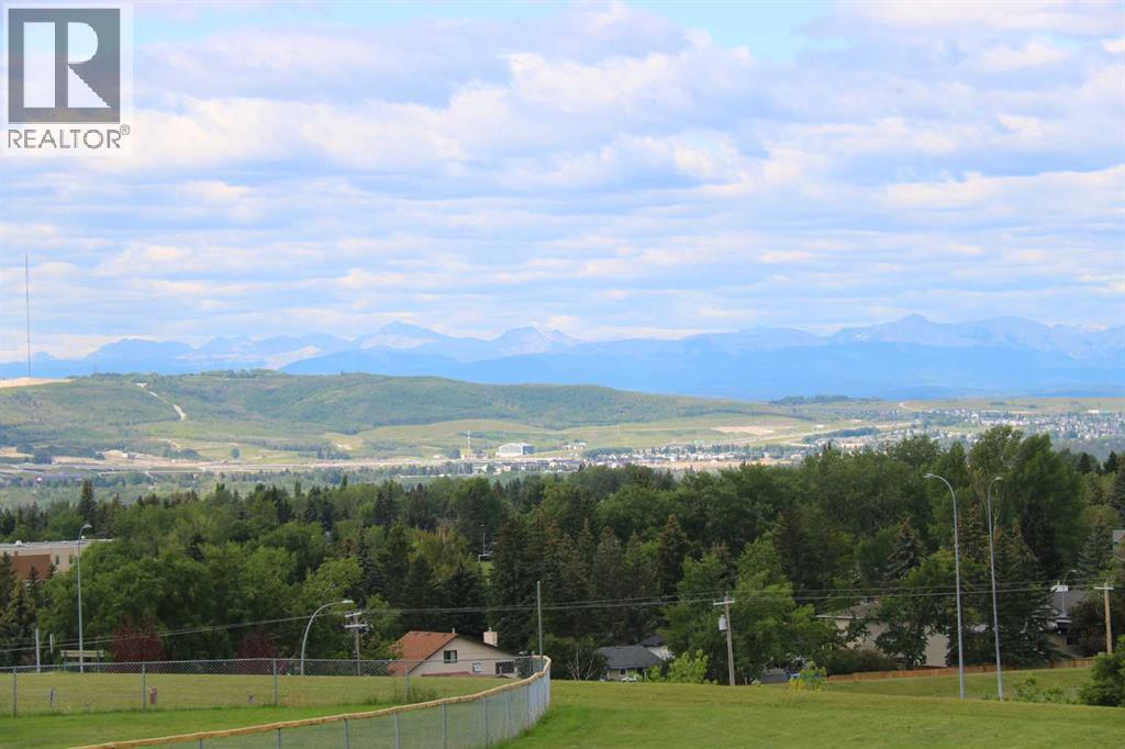 Photo 3 of 7047 Edgemont Drive Nw, Calgary AB