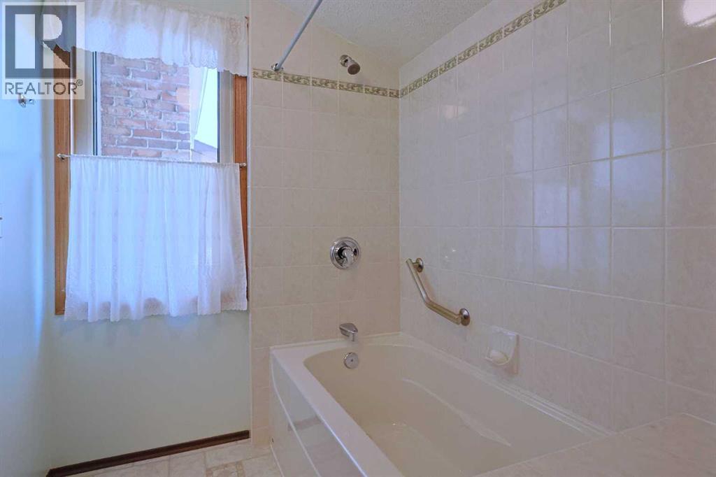 Photo 27 of 7047 Edgemont Drive Nw, Calgary AB