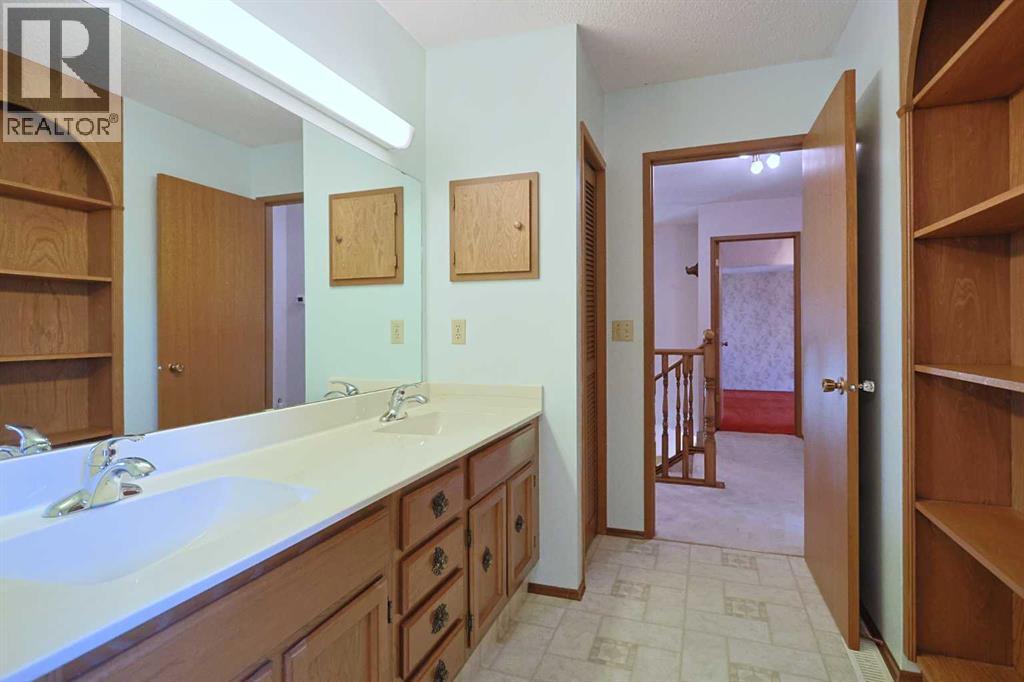Photo 26 of 7047 Edgemont Drive Nw, Calgary AB