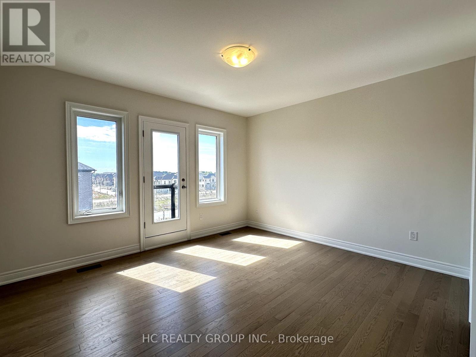 Photo 4 of 561 Vine Cliff Boulevard, Markham ON