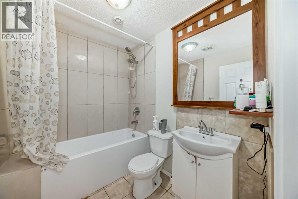 Photo 23 of 496 Panora Way Nw, Calgary AB