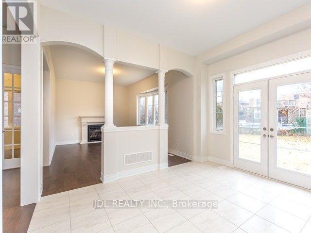 Photo 7 of 681 Mcgregor Farm Trail, Newmarket ON