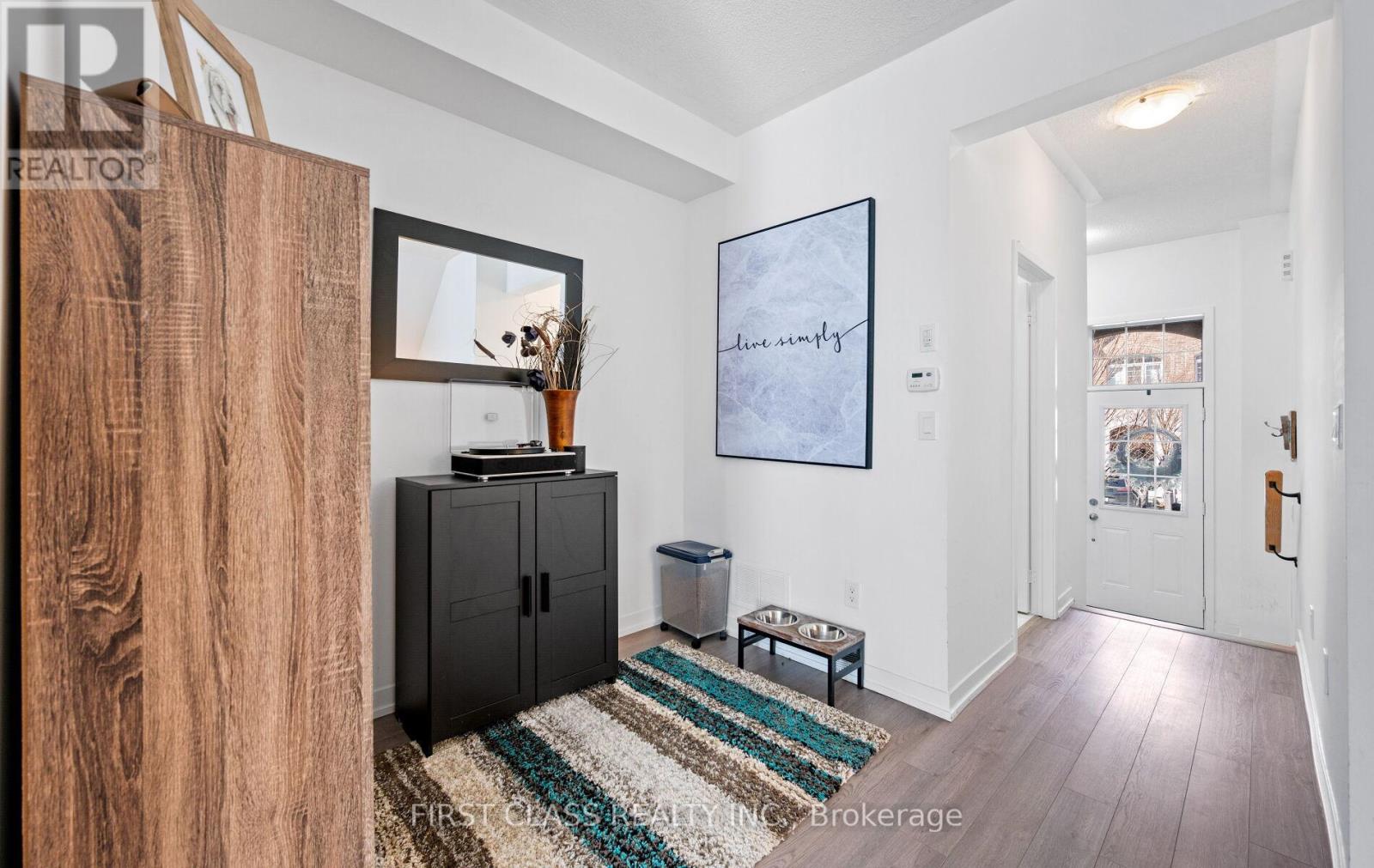 Photo 14 of 107 Knott End Crescent, Newmarket ON