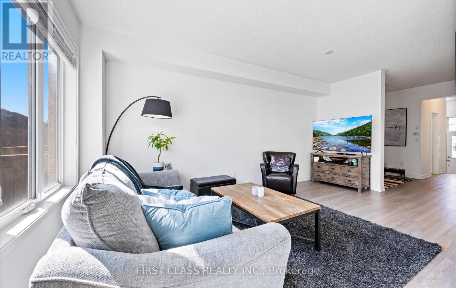 Photo 16 of 107 Knott End Crescent, Newmarket ON