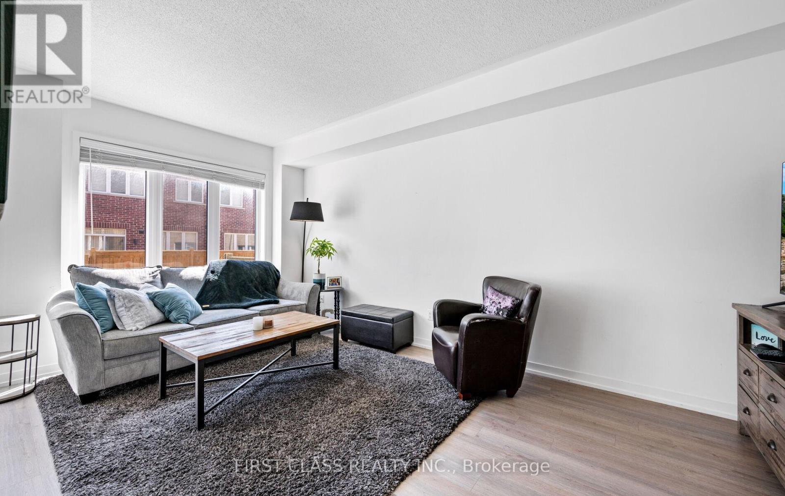 Photo 18 of 107 Knott End Crescent, Newmarket ON