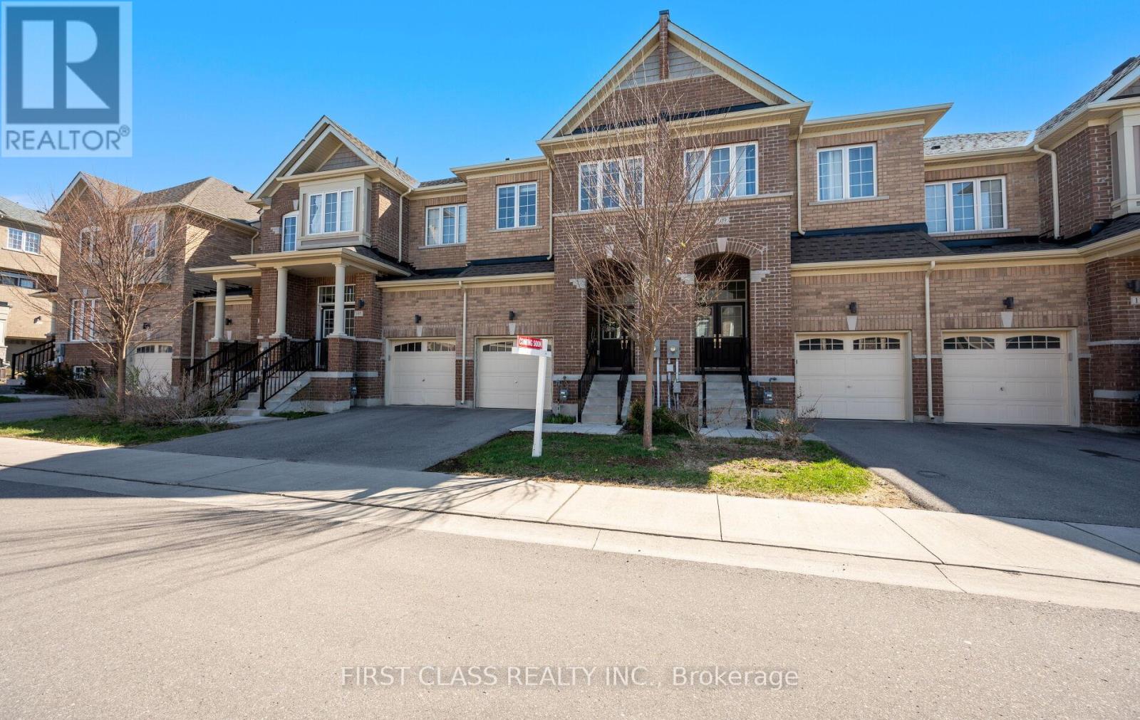 Photo 2 of 107 Knott End Crescent, Newmarket ON
