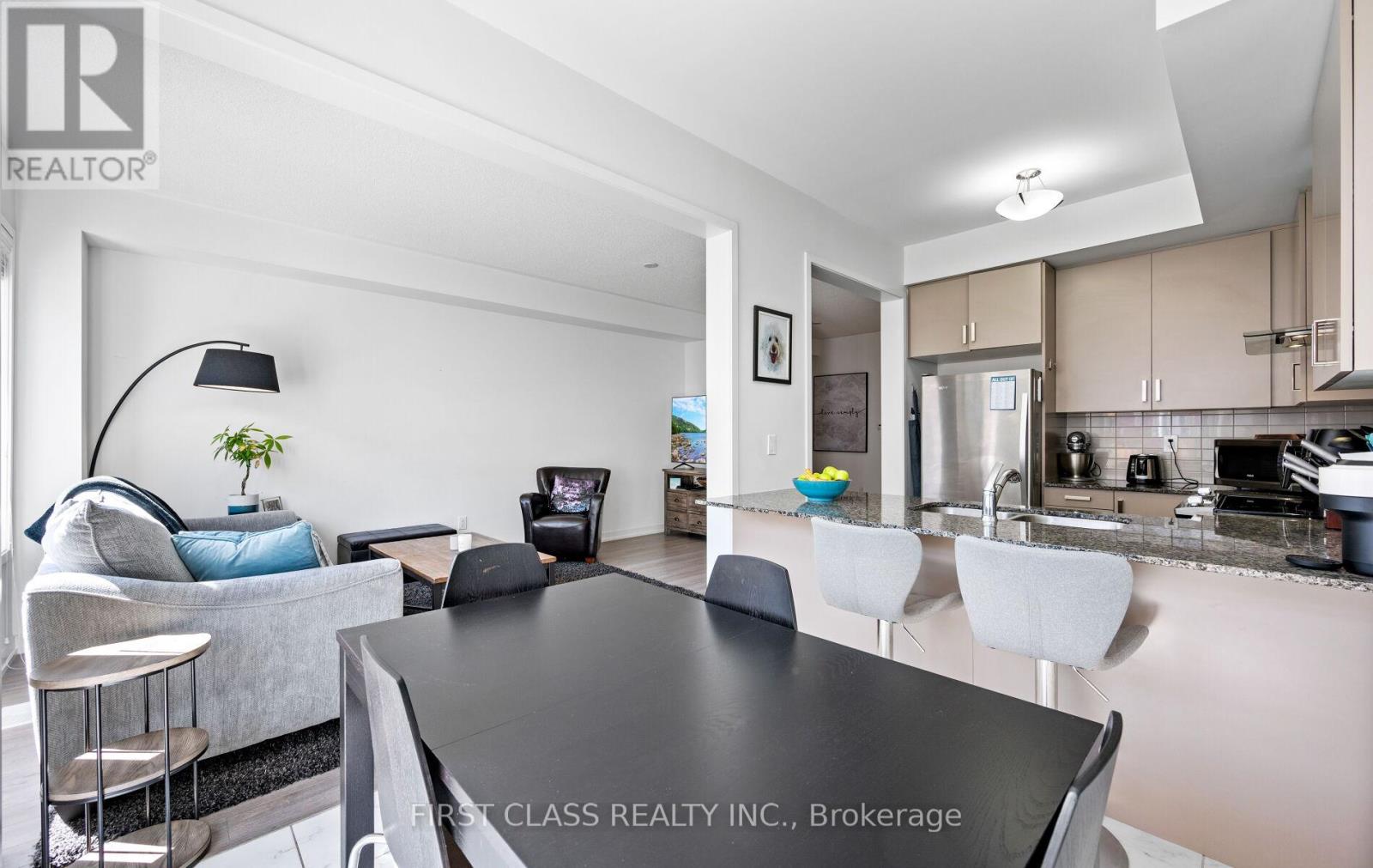 Photo 22 of 107 Knott End Crescent, Newmarket ON