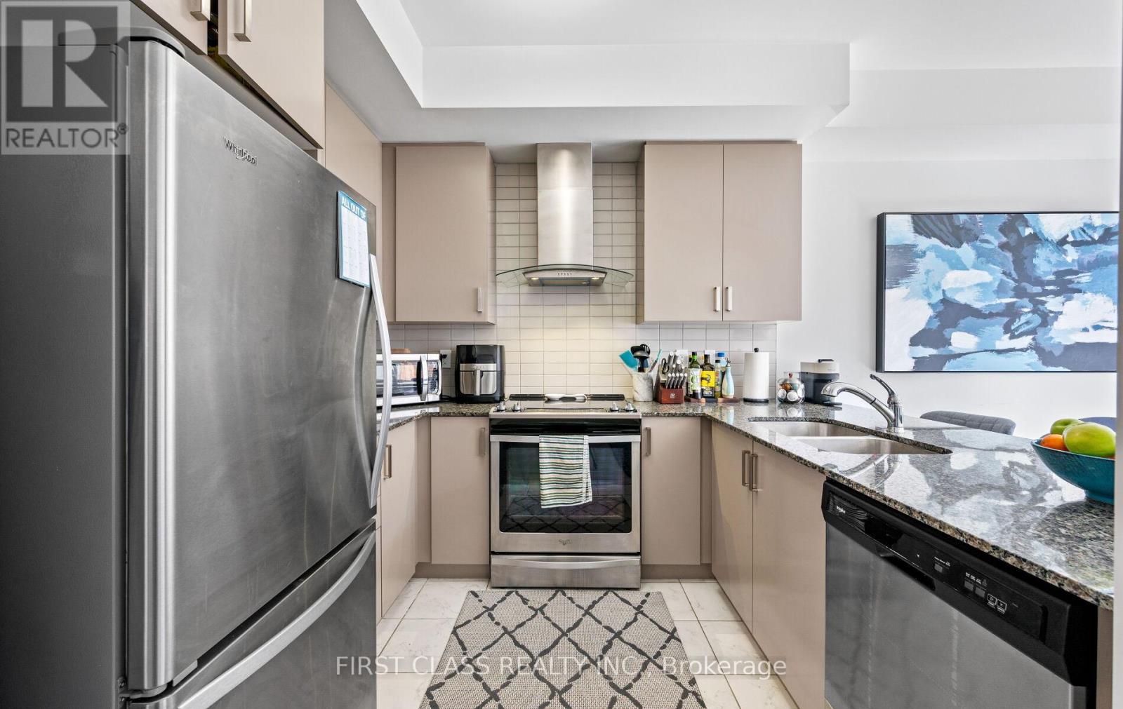 Photo 23 of 107 Knott End Crescent, Newmarket ON