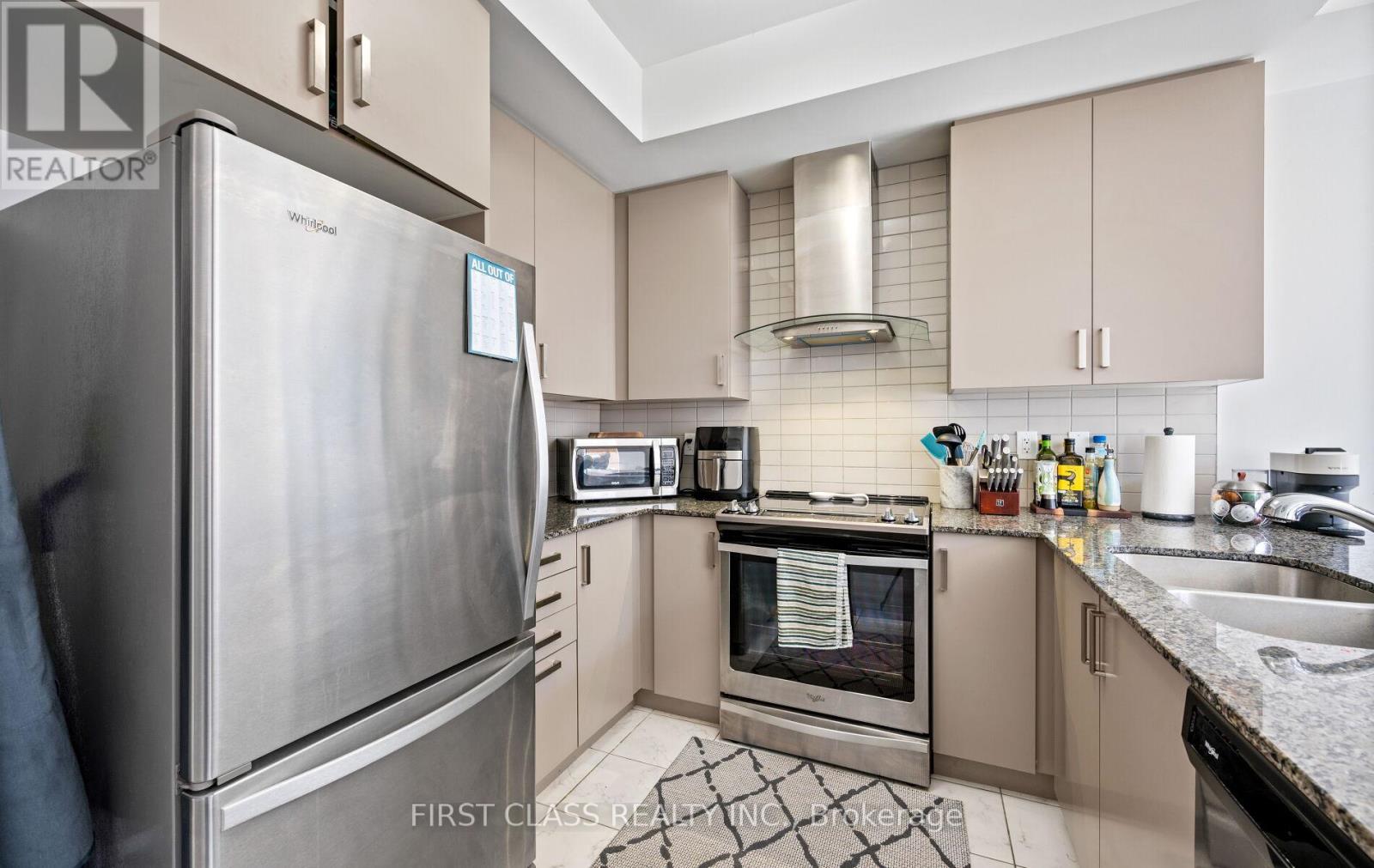 Photo 24 of 107 Knott End Crescent, Newmarket ON