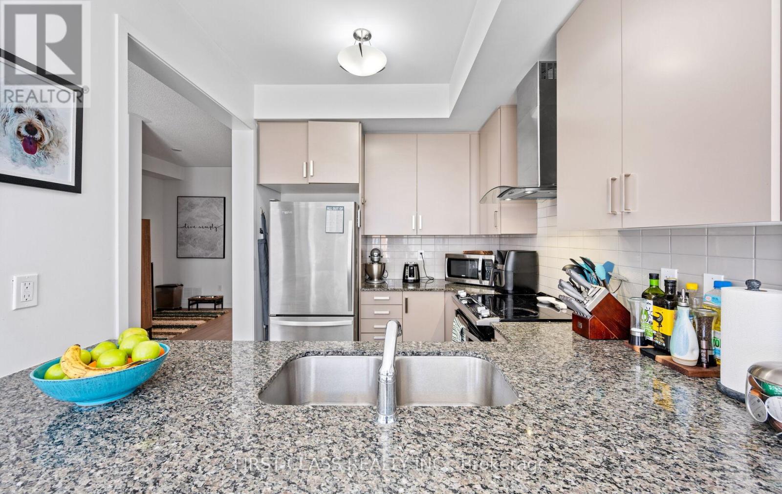 Photo 27 of 107 Knott End Crescent, Newmarket ON