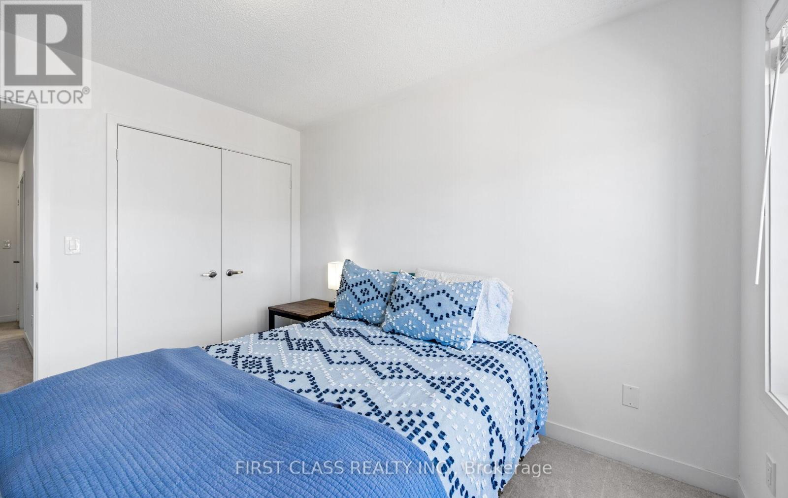 Photo 37 of 107 Knott End Crescent, Newmarket ON