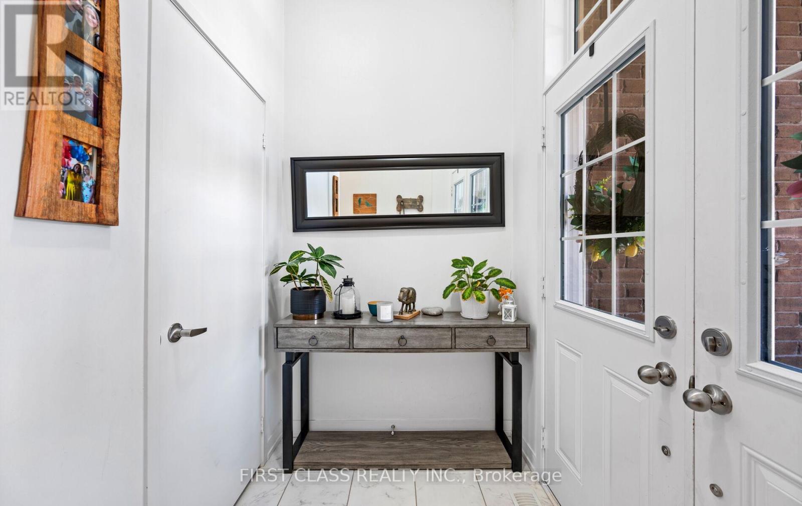 Photo 7 of 107 Knott End Crescent, Newmarket ON