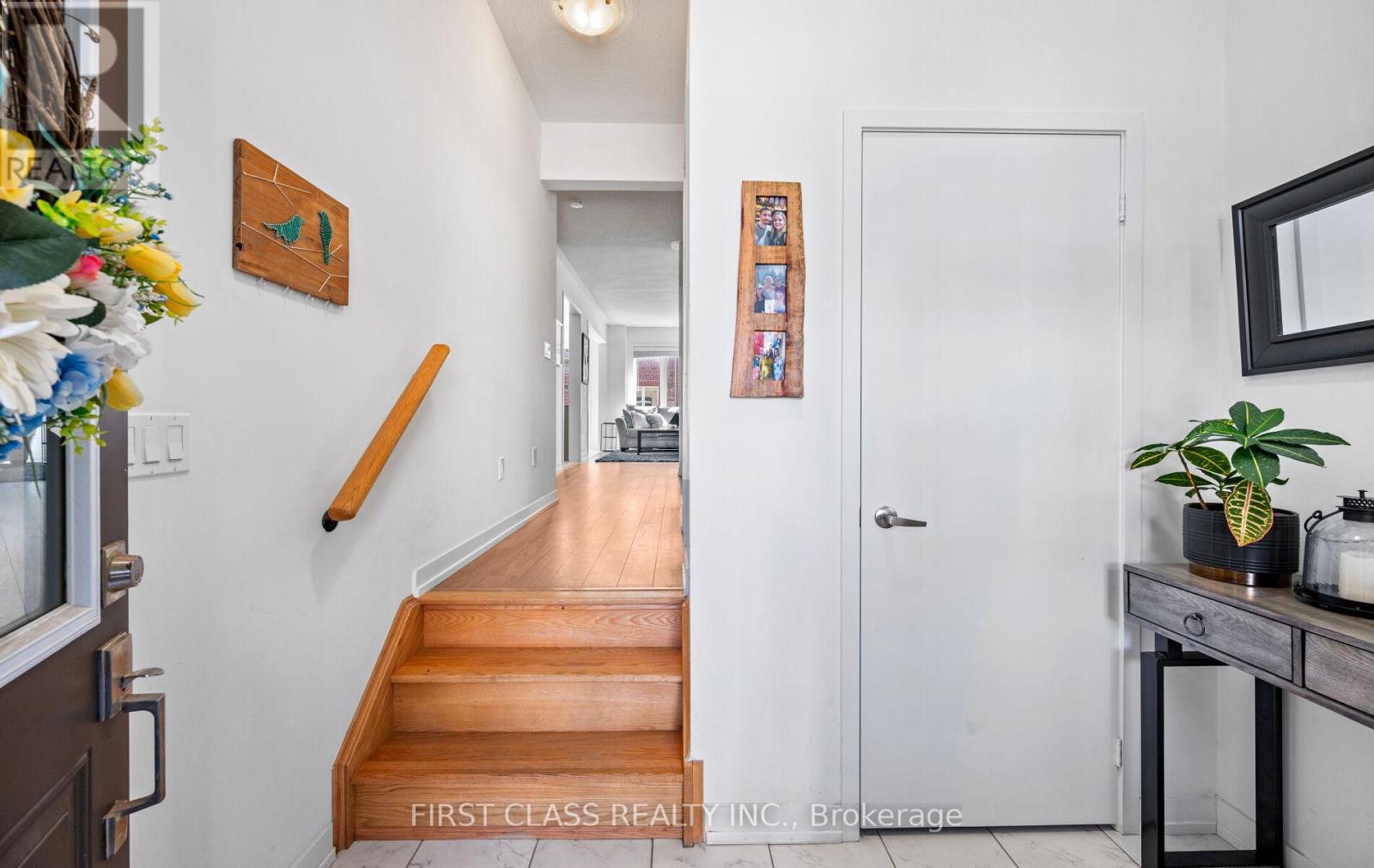 Photo 8 of 107 Knott End Crescent, Newmarket ON