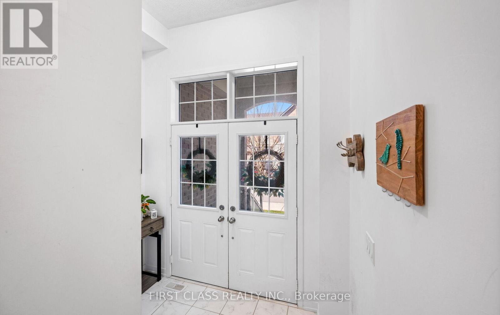 Photo 9 of 107 Knott End Crescent, Newmarket ON