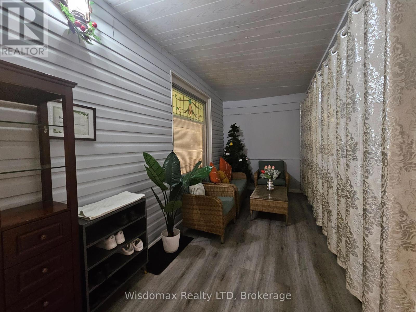 Photo 2 of 4466 Fourth Avenue, Niagara Falls ON