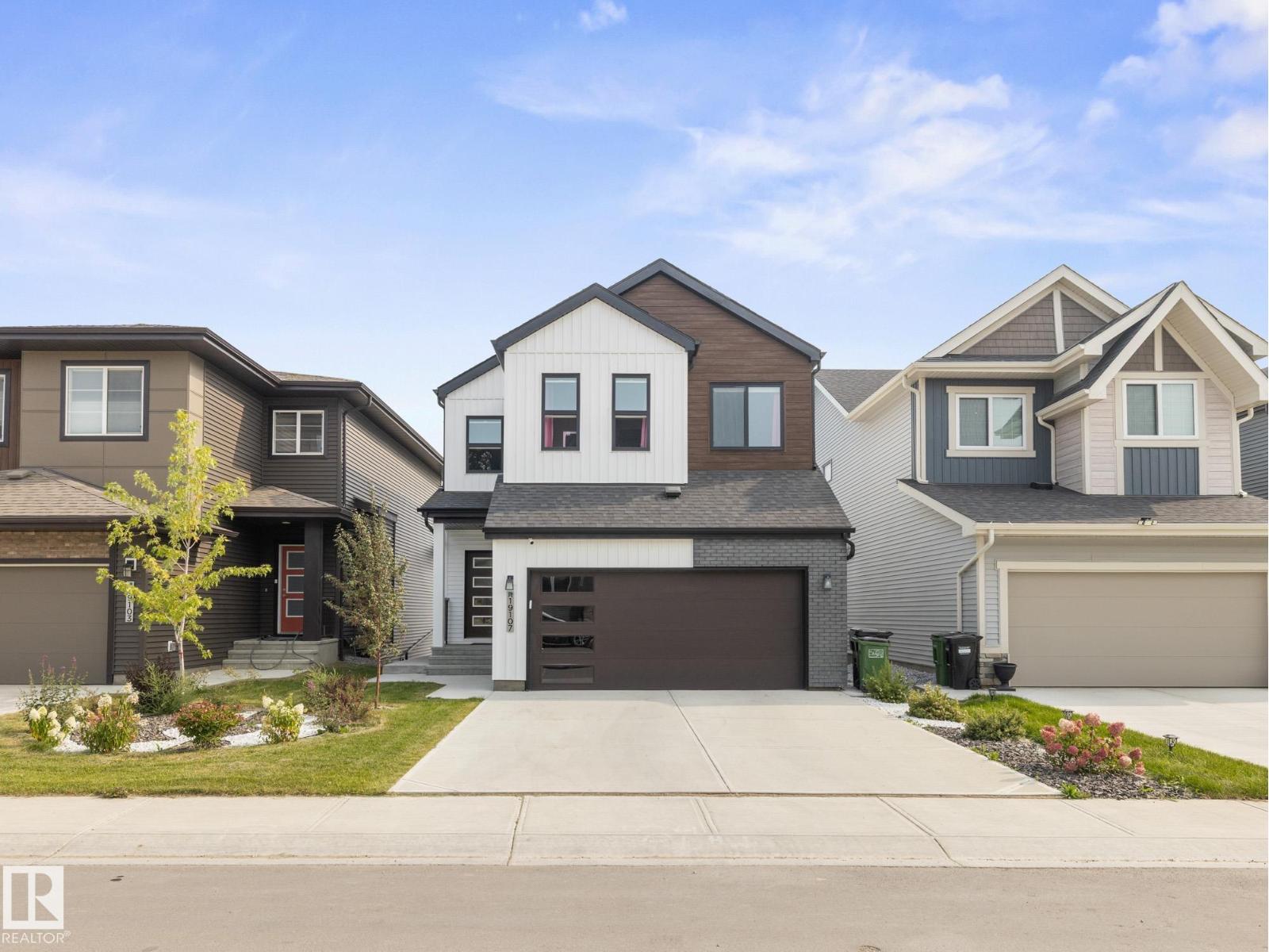 Photo 1 of 19107 22 Av Nw, Edmonton AB