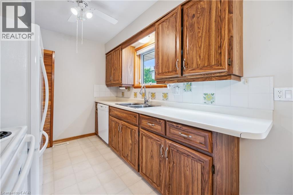 Photo 13 of 126 Elkington Drive, Kitchener ON