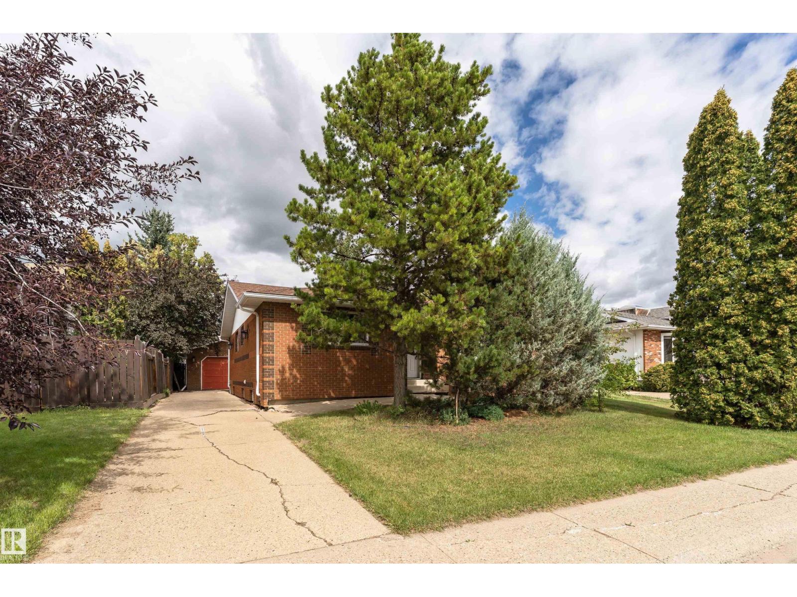 Photo 1 of 10444 26 Av Nw, Edmonton AB