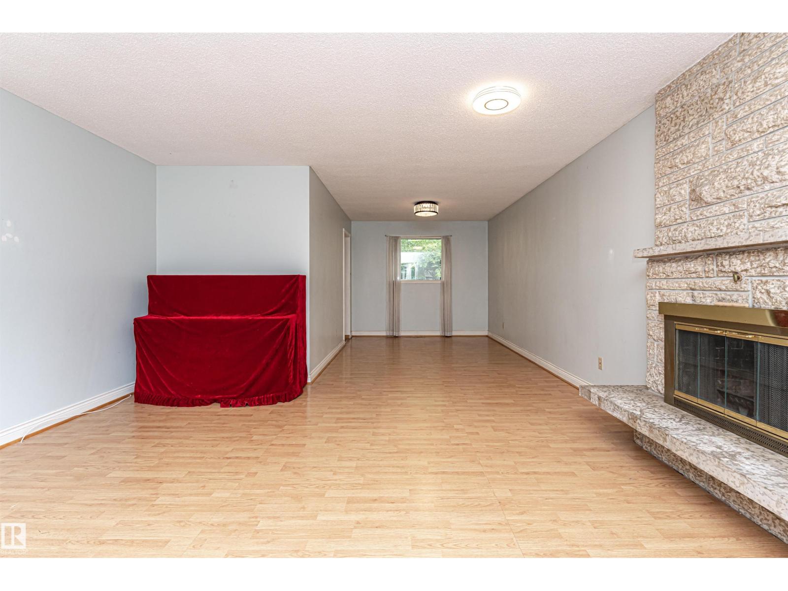 Photo 11 of 10444 26 Av Nw, Edmonton AB