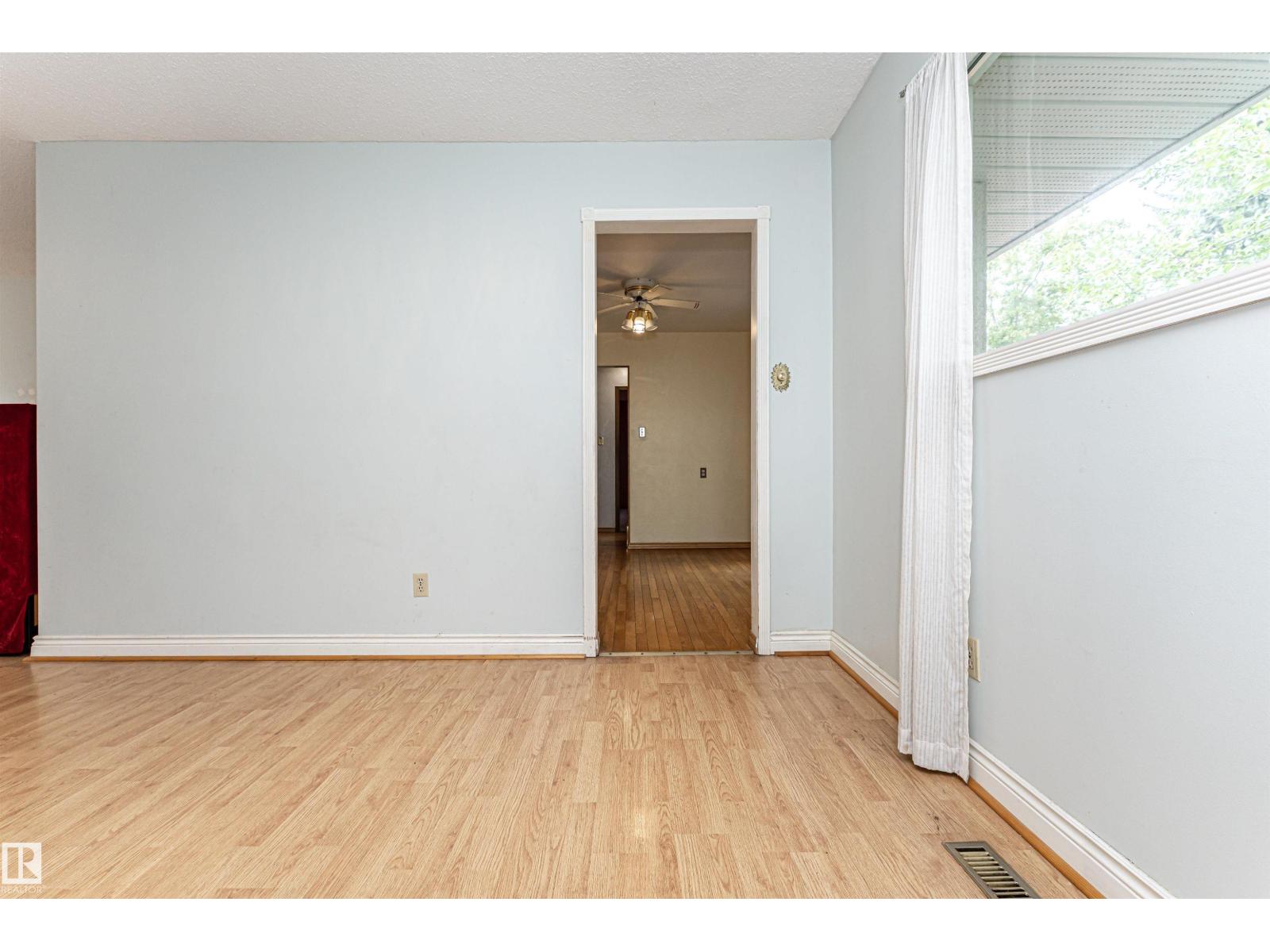 Photo 13 of 10444 26 Av Nw, Edmonton AB