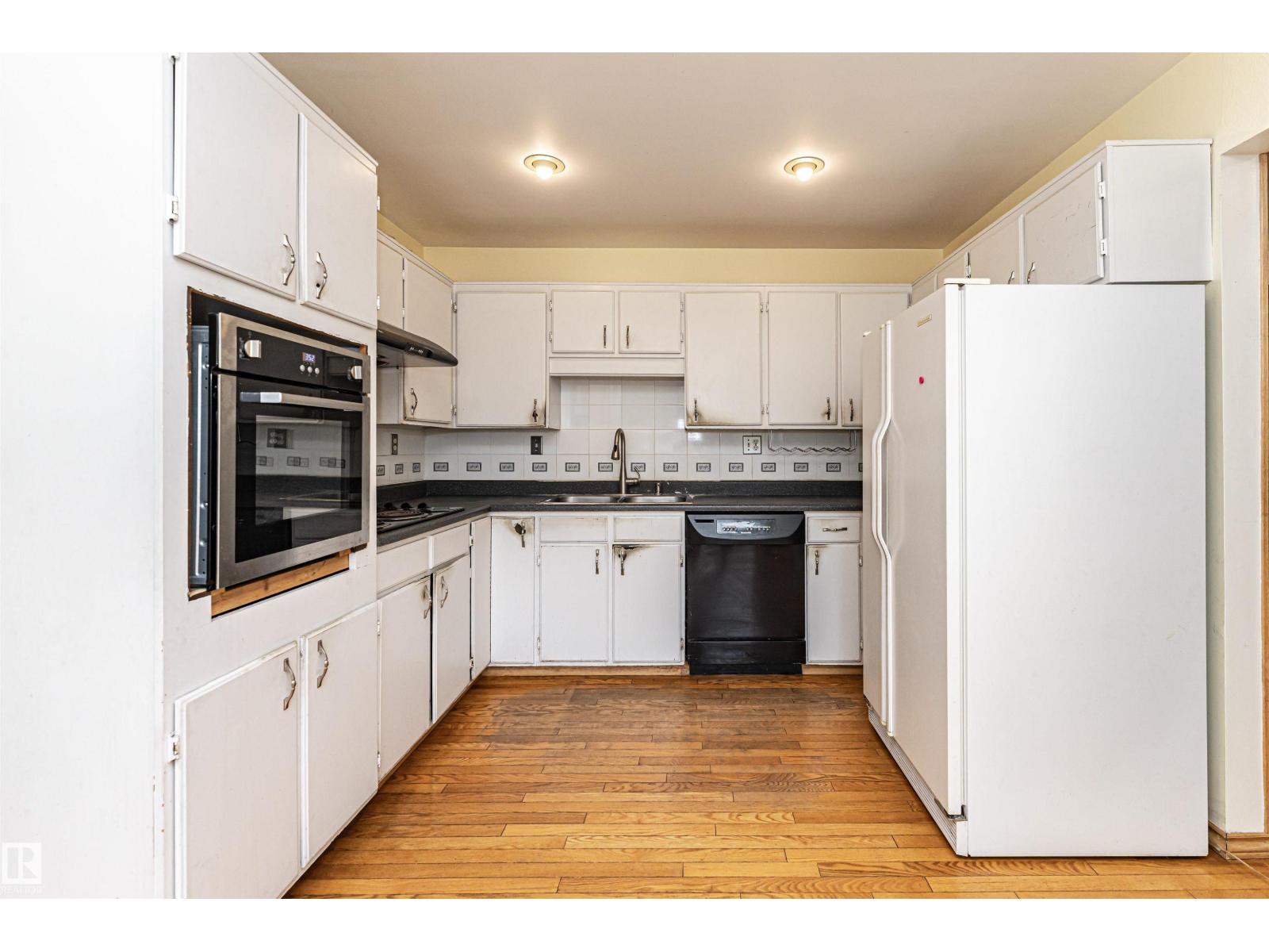 Photo 14 of 10444 26 Av Nw, Edmonton AB