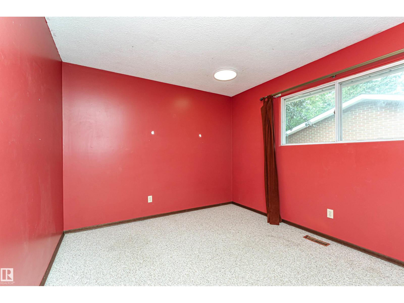 Photo 18 of 10444 26 Av Nw, Edmonton AB