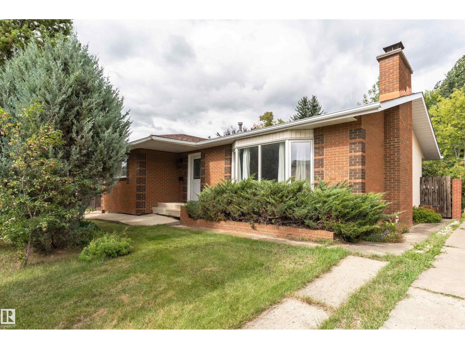Photo 2 of 10444 26 Av Nw, Edmonton AB