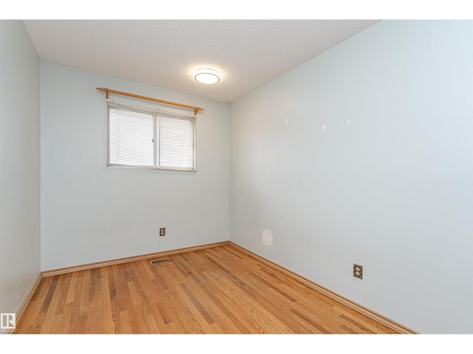 Photo 20 of 10444 26 Av Nw, Edmonton AB