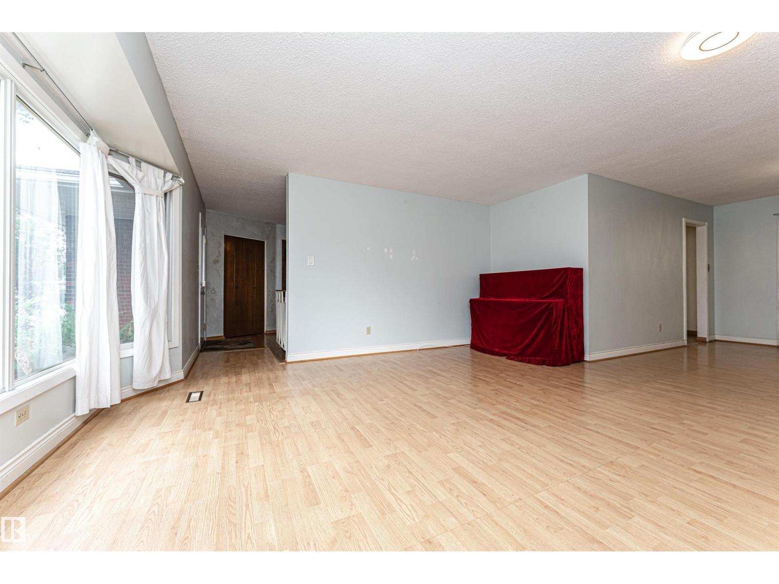 Photo 8 of 10444 26 Av Nw, Edmonton AB